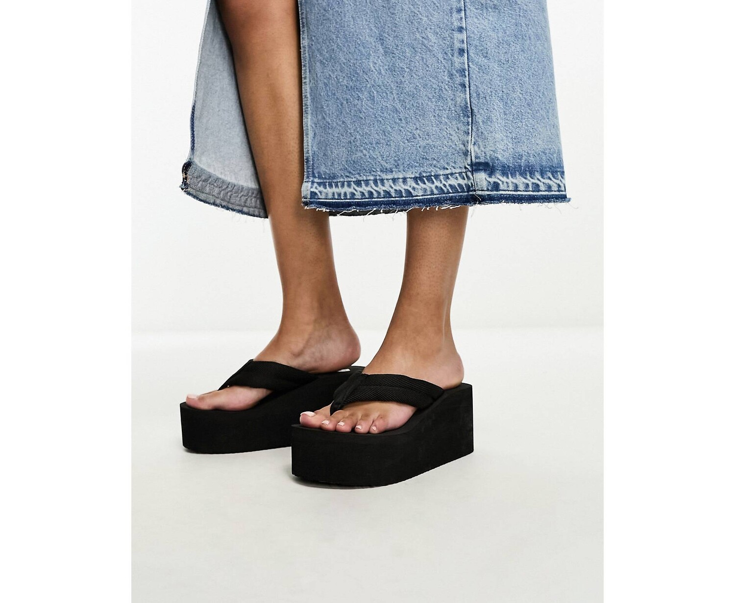 

Черные шлепанцы на платформе Pull&Bear