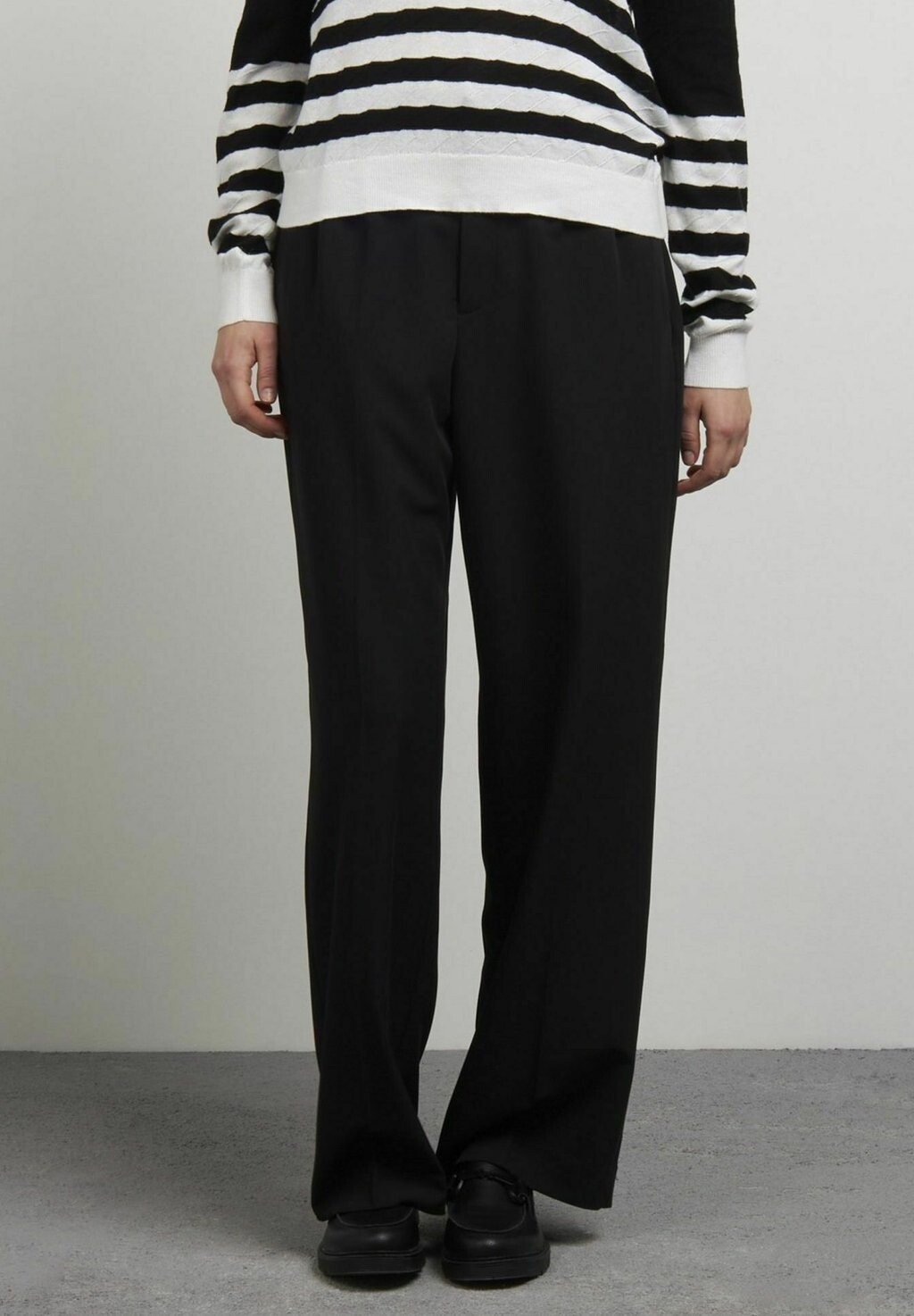 

Брюки WITH PLEATS Conbipel, цвет nero