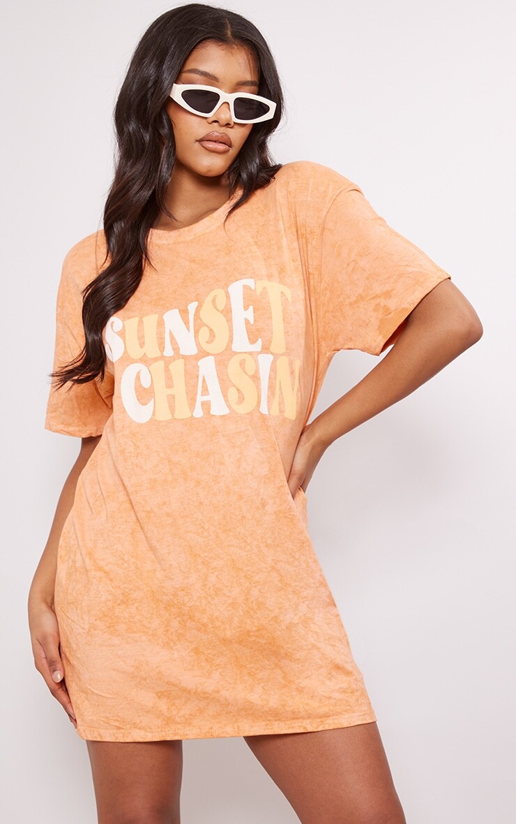 

PrettyLittleThing Платье-футболка с надписью Rust Acid Wash Sunset Chasin