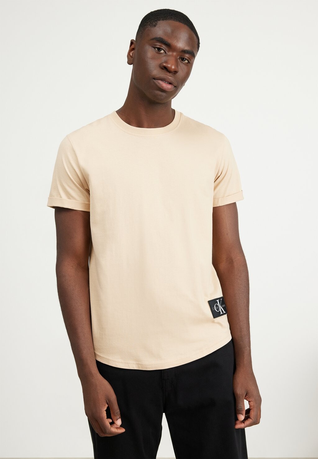 

Футболка базовая BADGE TURN UP SLEEVE Calvin Klein Jeans, цвет warm sand
