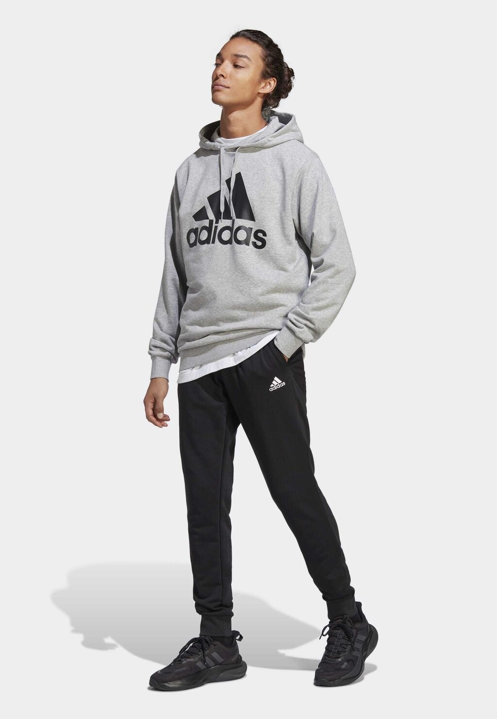 

Спортивный костюм Adidas