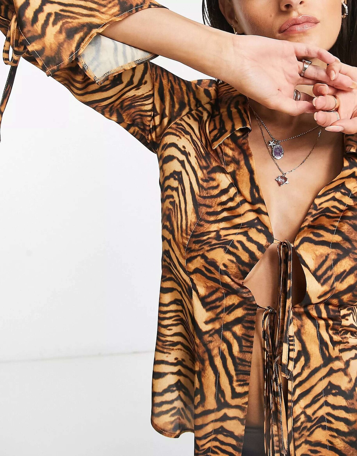 

Атласная рубашка узкого кроя с завязкой спереди и манжетами ASOS с тигровым принтом
