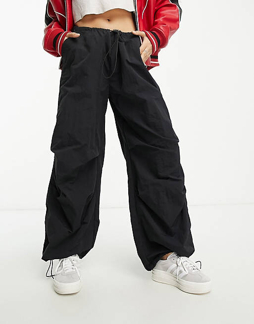 

Черные брюки карго с парашютом ASOS DESIGN Petite, Черный
