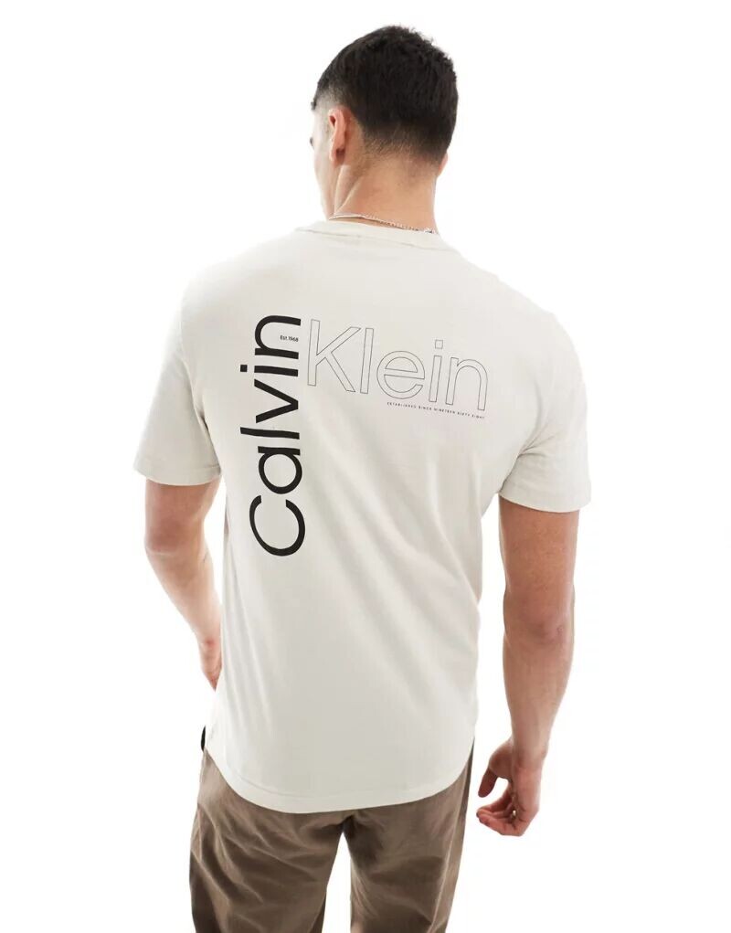 

Бежевая футболка Calvin Klein с скошенным логотипом на спине