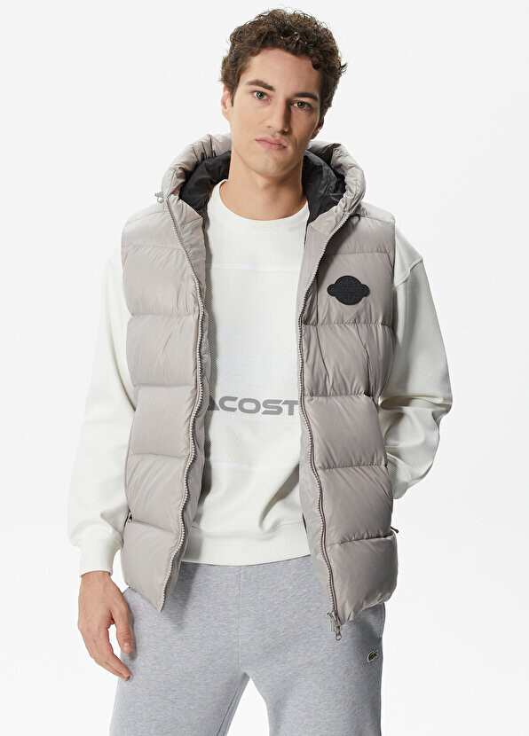 

Стеганый серый мужской жилет с капюшоном Lacoste
