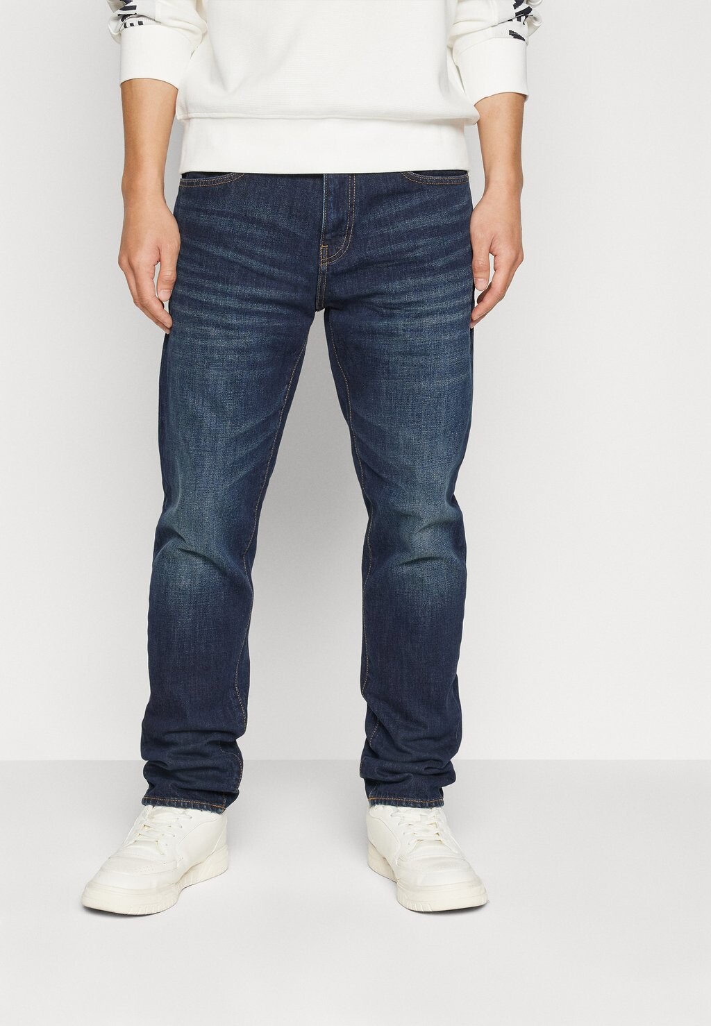 

Джинсы узкого кроя Armani Exchange, деним индиго