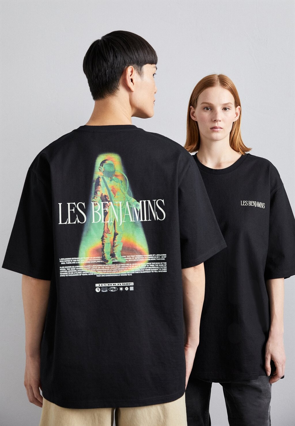 

Футболка с принтом ФУТБОЛКА OVERSIZED UNISEX Les Benjamins, черная