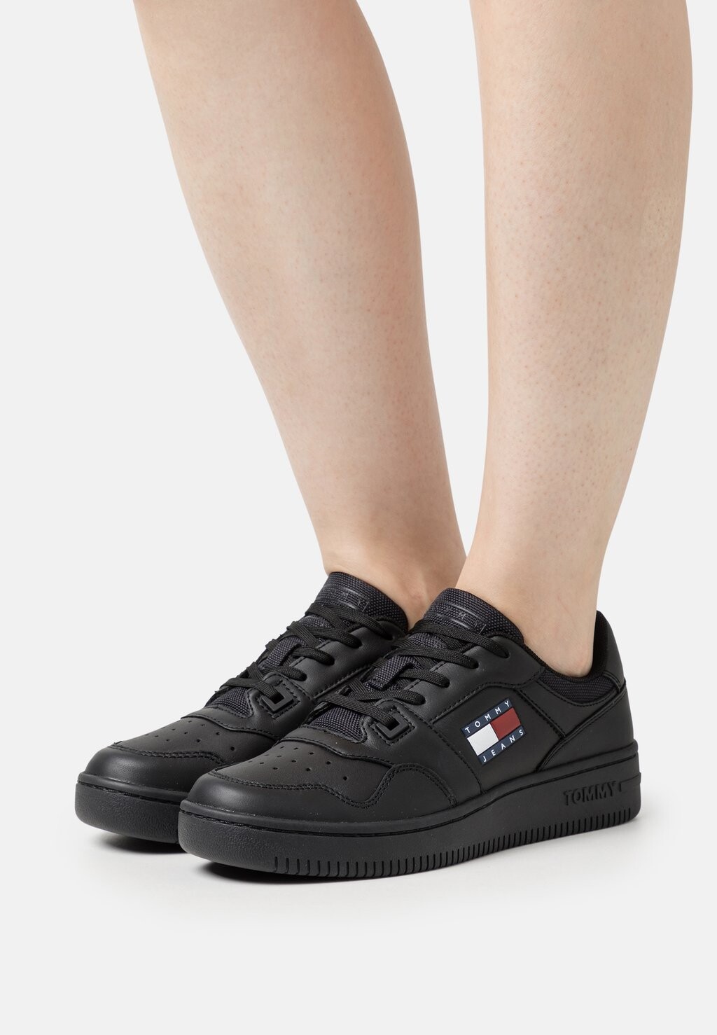 

Низкие кроссовки TJW RETRO BASKET ESS Tommy Jeans, тройной черный