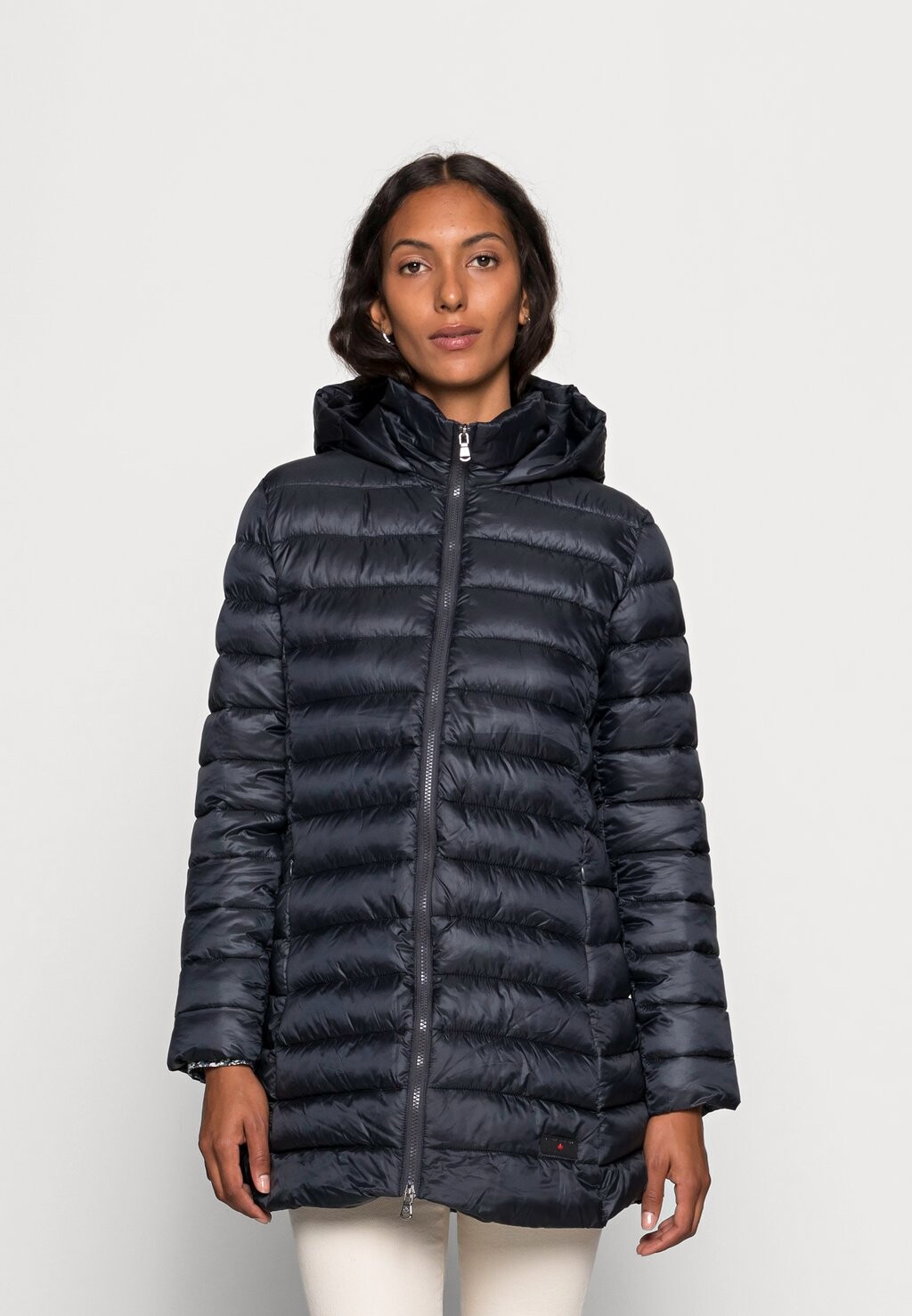 

Пуховик Teslin Canadian Classics, цвет dark navy