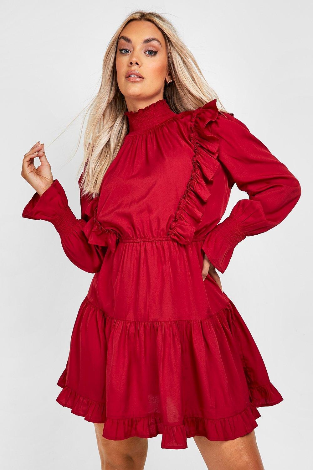 

Платье плюс с руфлами Boohoo, ягодный