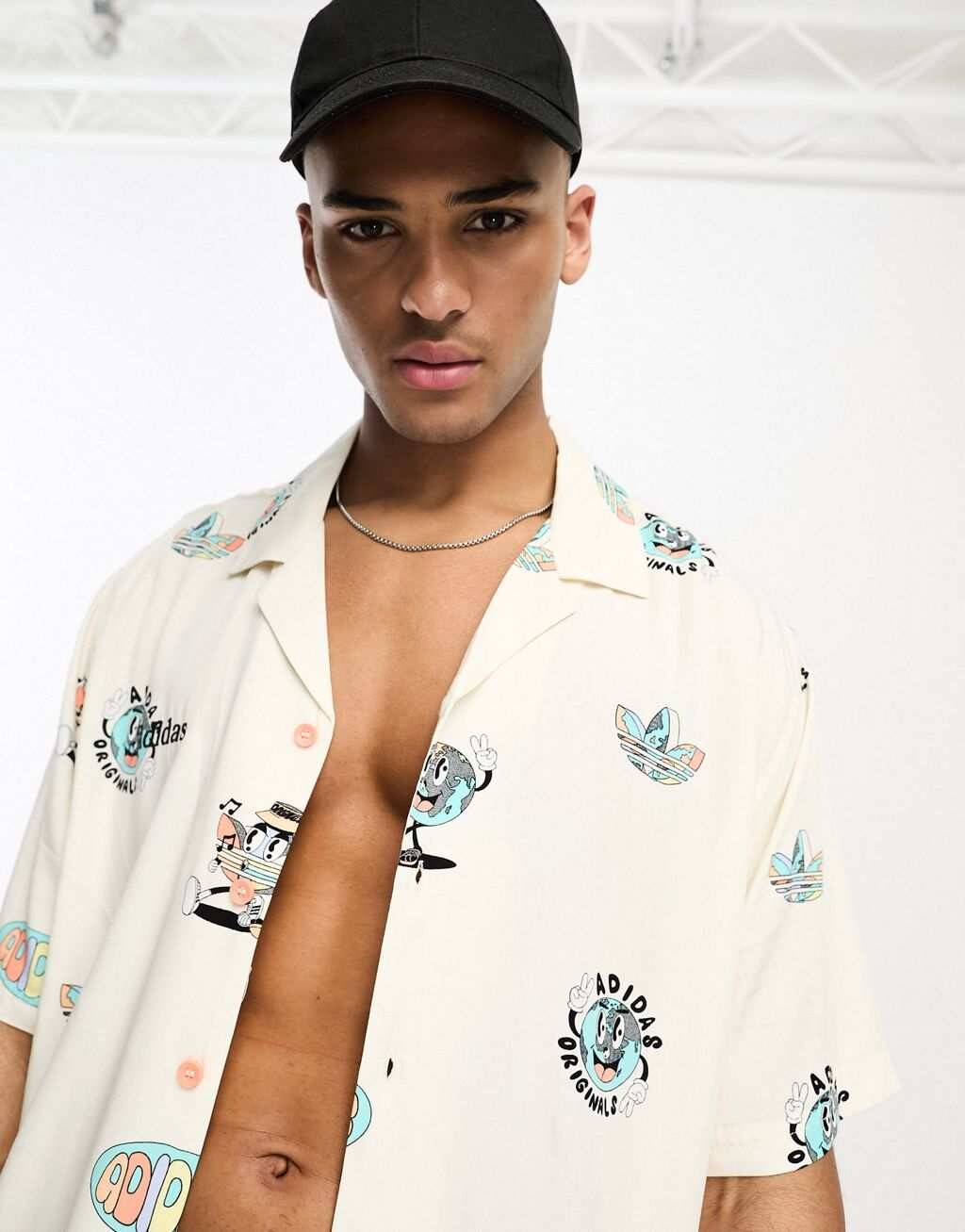

Белая рубашка с принтом adidas Originals Enjoy Summer