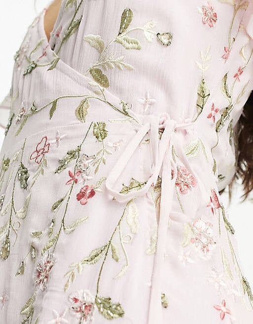 

Светло-розовое платье макси с развевающимися рукавами и вышивкой ASOS DESIGN Petite Bridesmaid, Розовый