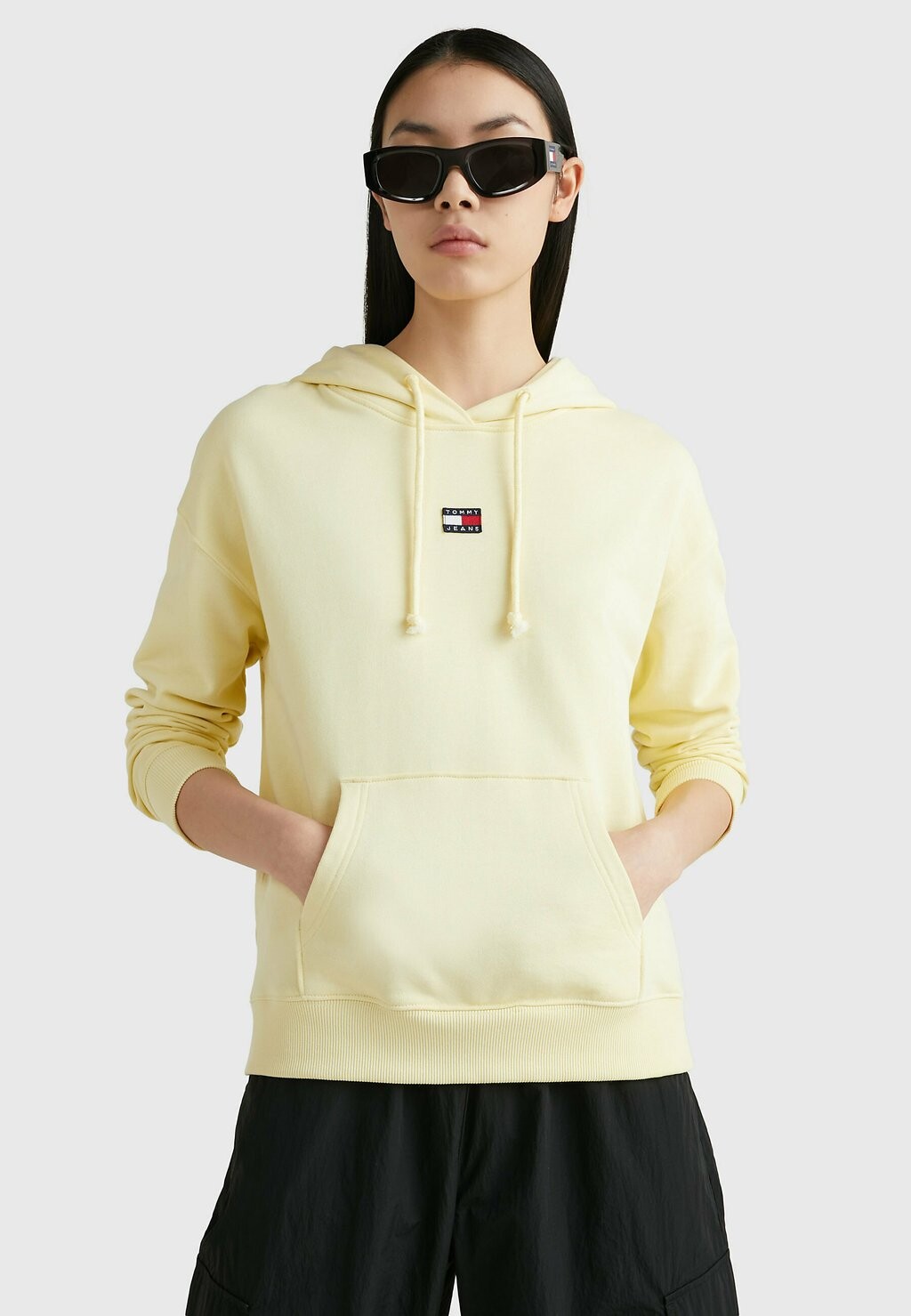 

Толстовка Tommy Jeans BADGE BOXY FIT HOODY, цвет lemon zest