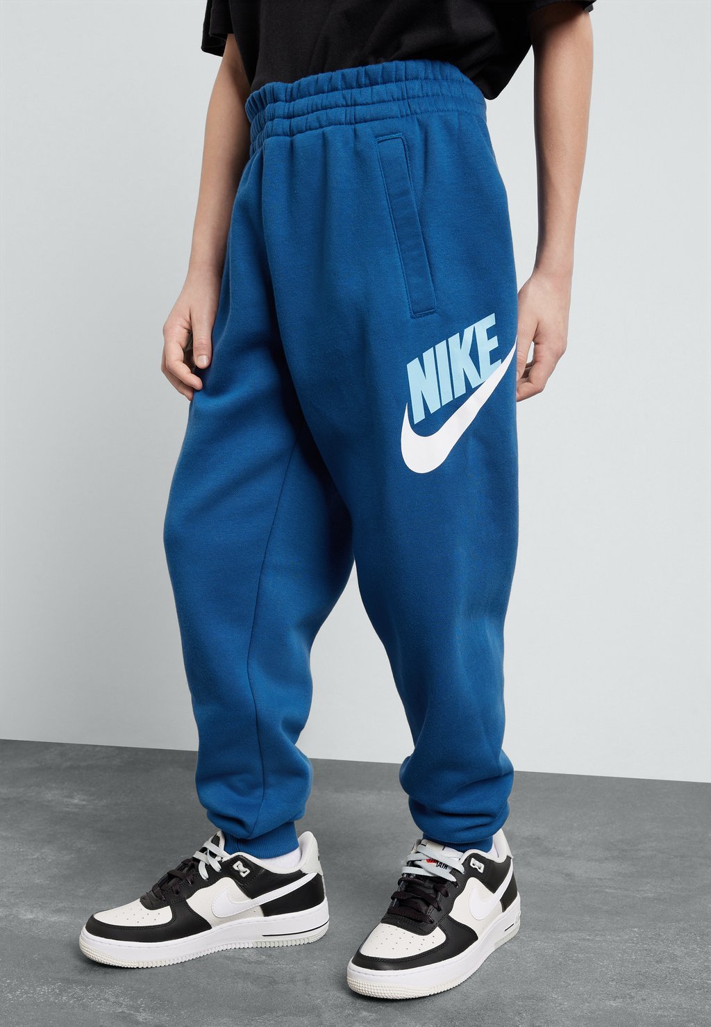 

Брюки спортивные CLUB UNISEX Nike Sportswear, цвет court blue/white/aquarius blue