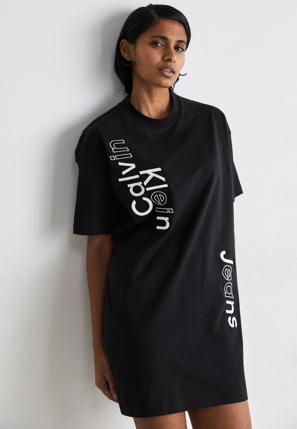 Платье из джерси Multi Placement Logo Tee Dress Calvin Klein Jeans, черный платье из джерси logo elastic dress calvin klein jeans plus цвет black