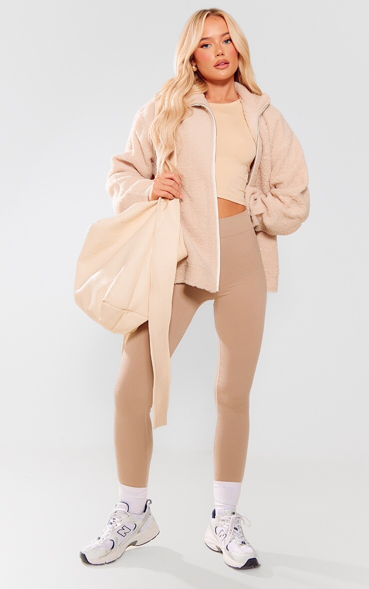 

PrettyLittleThing Бежевая флисовая куртка Borg с контрастной окантовкой, Бежевый