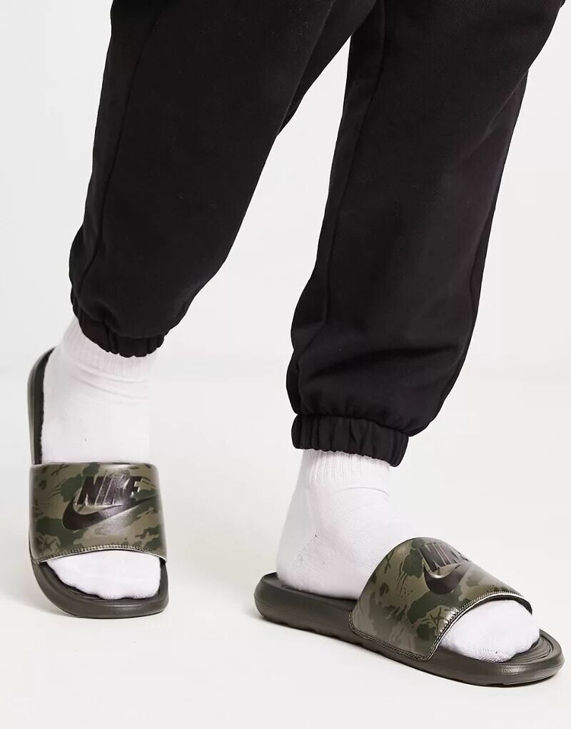 

Оливковые камуфляжные шлепанцы Nike Victori One