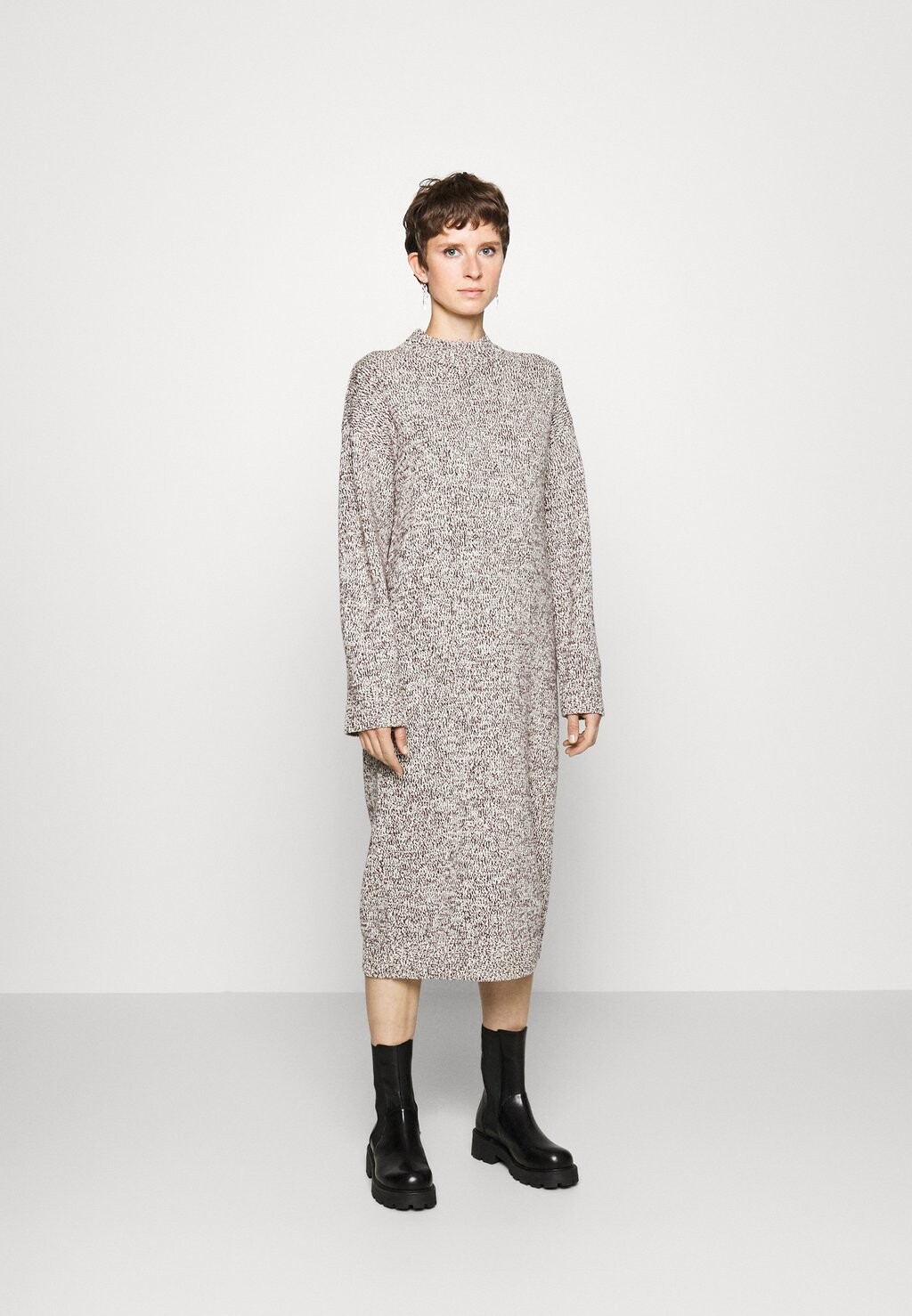

Трикотажное платье SLFRIBA LONG DRESS Selected Femme, ява/снежно-белый