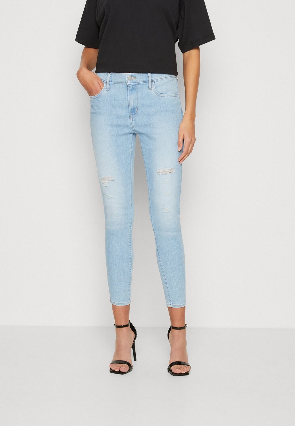 

Джинсы Skinny Fit Levi's 720 High Rise Super Skinny, симпатичная девушка светло-голубой