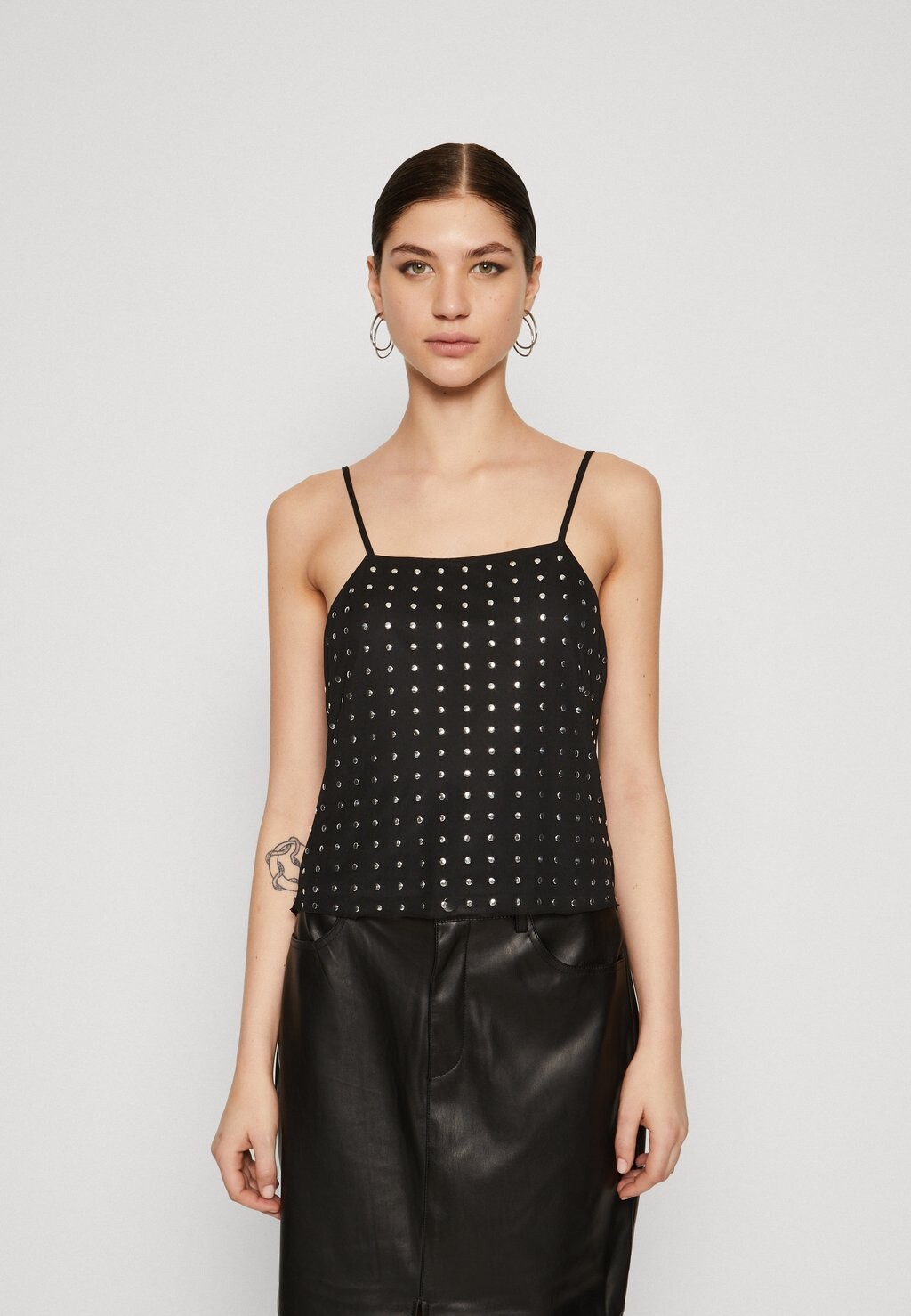 

Верх ONLY РЕМЕНЬ ONLBECCA STUDS, цвет black/silver