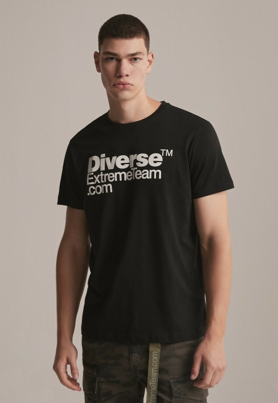 

Футболка с принтом Diverse, черный