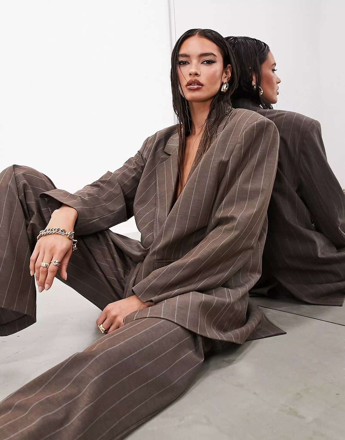 

Коричневый пиджак оверсайз с поясом в тонкую полоску ASOS