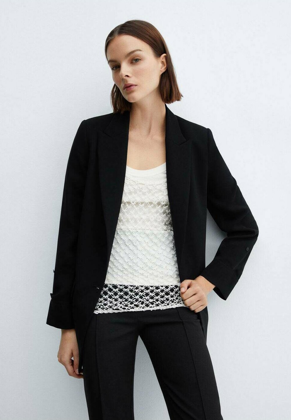 

Короткое пальто ELEONOR Mango, черный