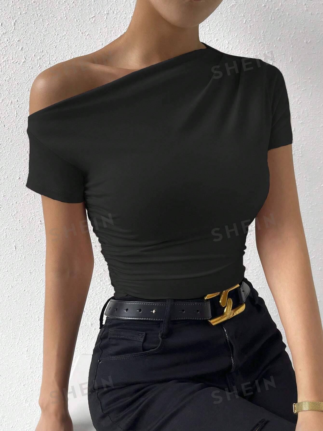 SHEIN Privé Однотонная плиссированная футболка узкого кроя с асимметричным воротником, черный фото