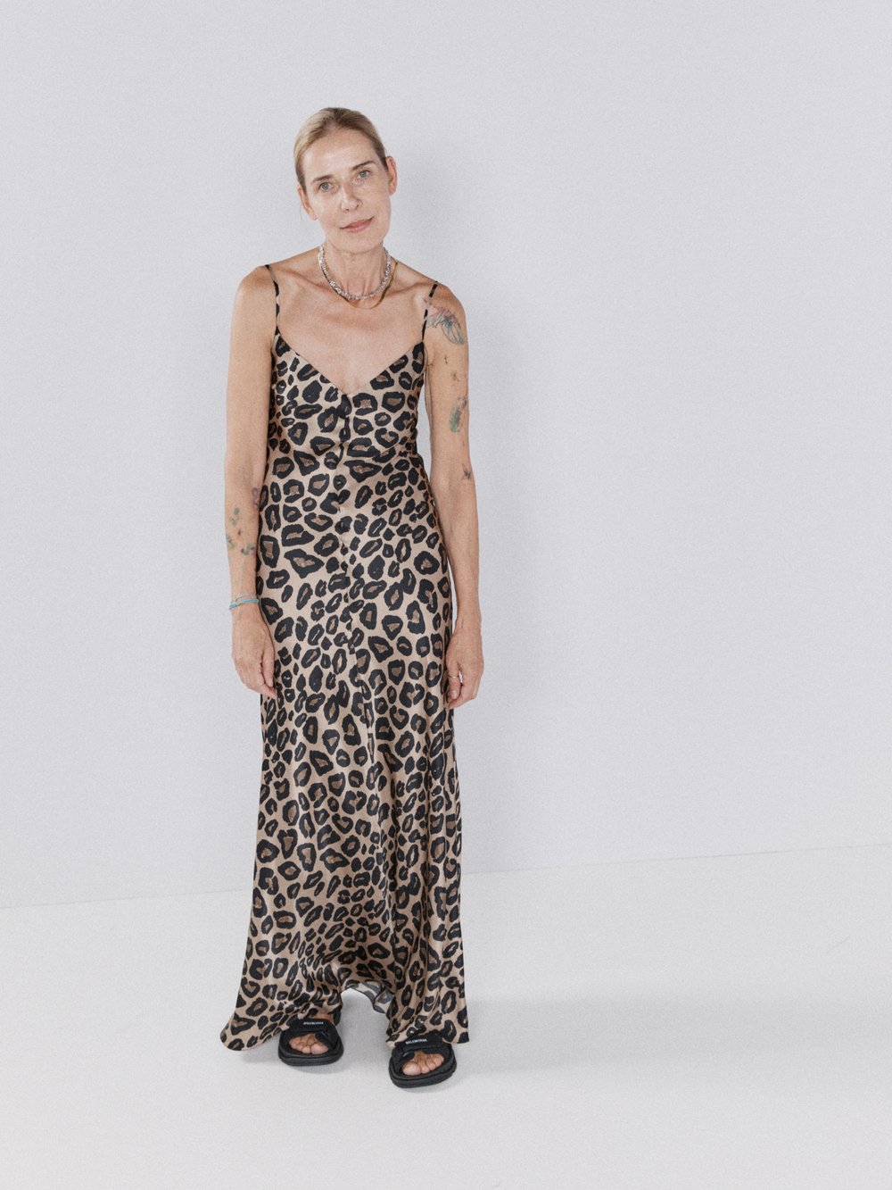 цена Платье макси из шелкового атласа с v-образным вырезом и леопардовым принтом Raey, коричневый