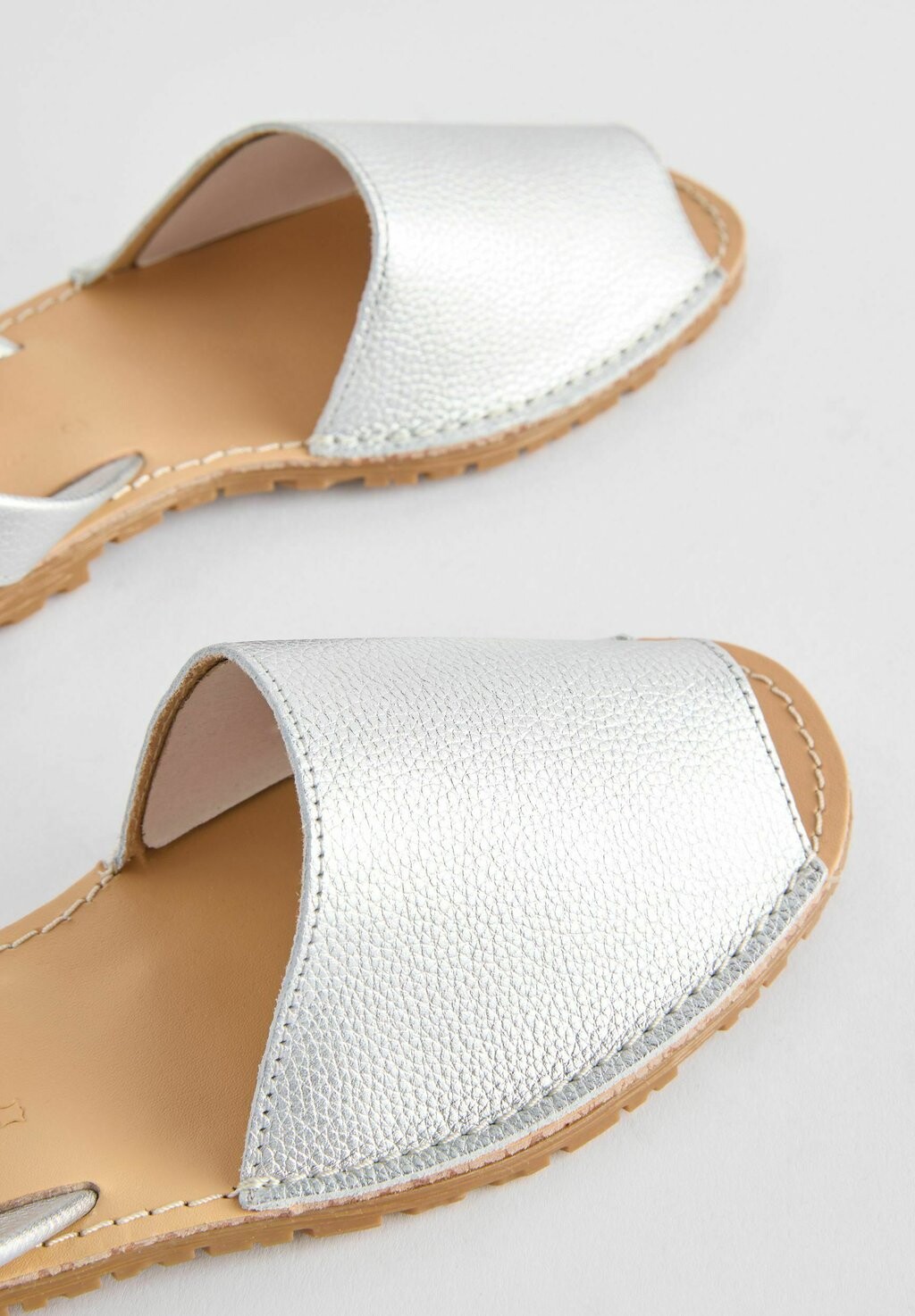 

Мюли FOREVER COMFORT LATTICE Next, серебристого цвета