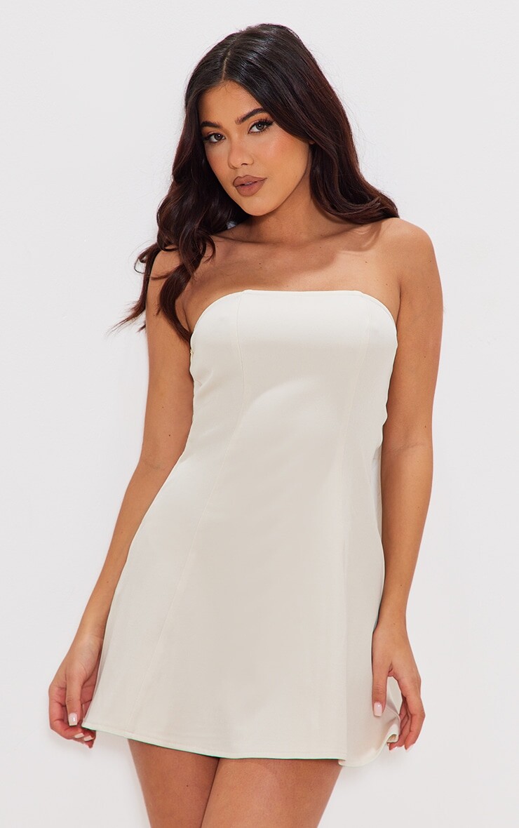 

PrettyLittleThing Кремовое платье с плиссированной юбкой-бандо и окантовкой, Бежевый