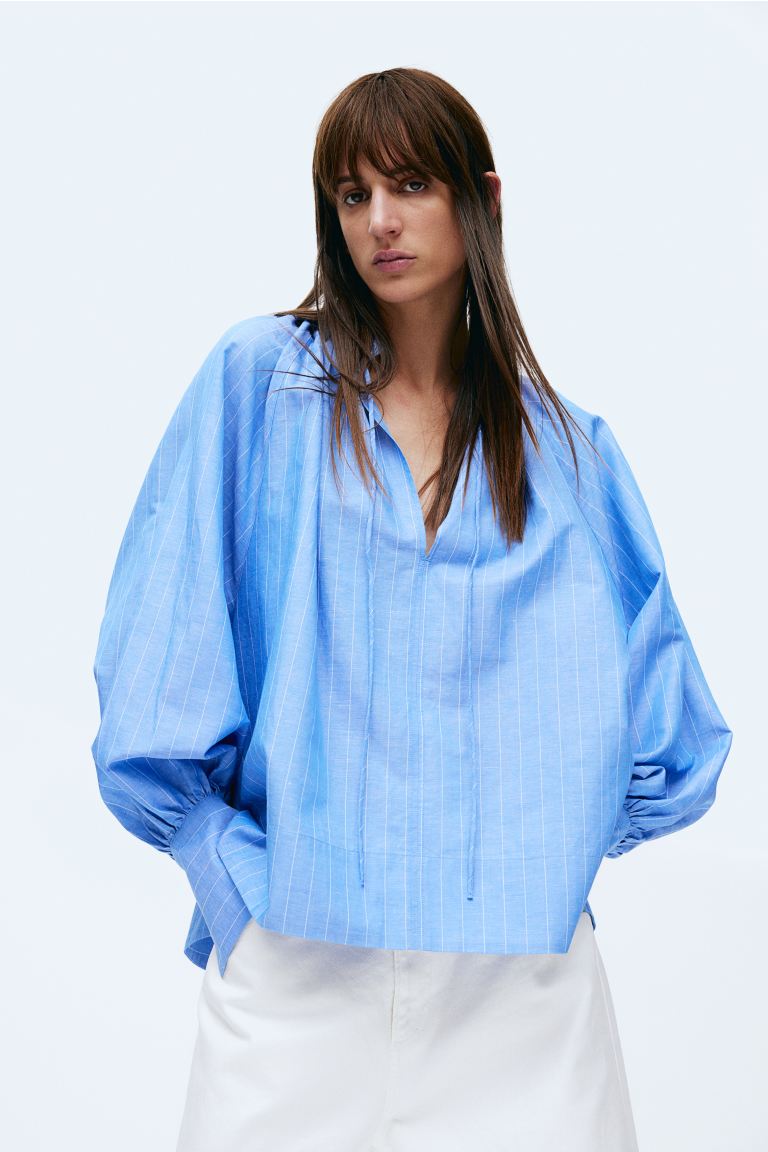 Блузка с объемными рукавами H&M, синий синяя блузка в мелкую клетку с v образным вырезом и пуговицами спереди the frolic