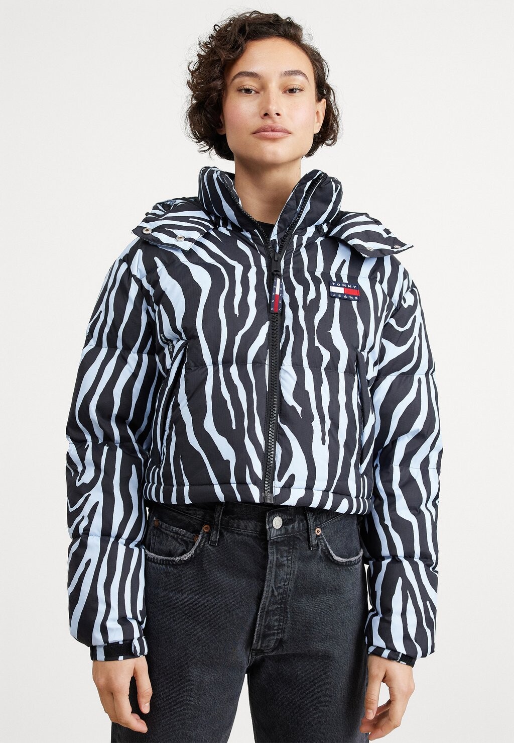 

Куртка Tommy Jeans ЗЕБРА АЛЯСКА ИГУГ, цвет zebra aop