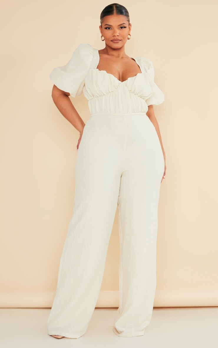 

PrettyLittleThing Кремовый фактурный комбинезон с пышными рукавами Plus
