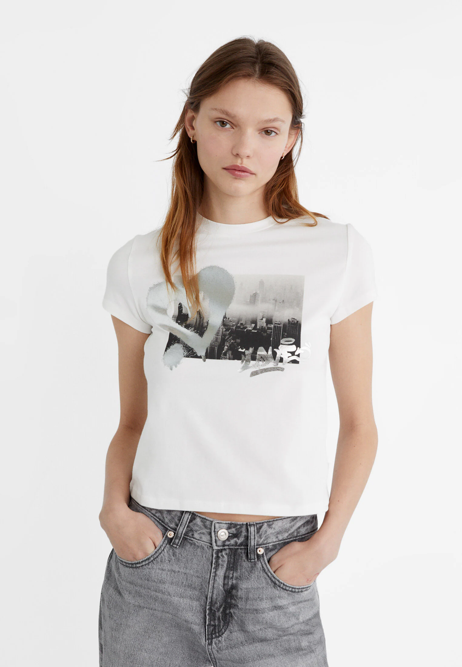 

Футболка с сердечком Stradivarius, экрю