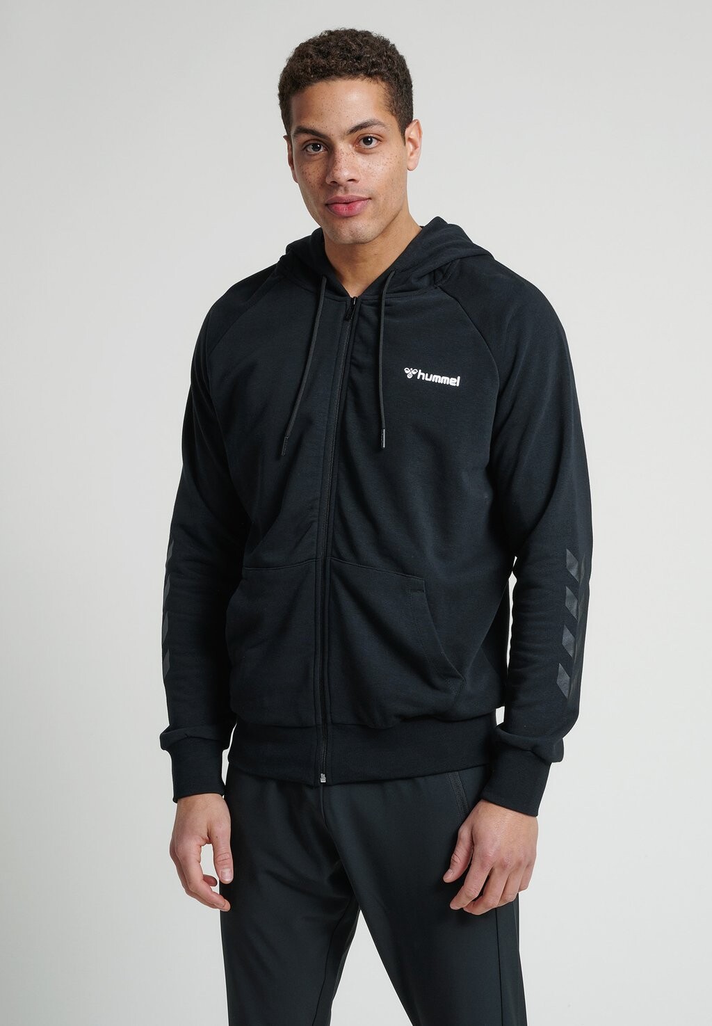 

Толстовка на молнии Hummel