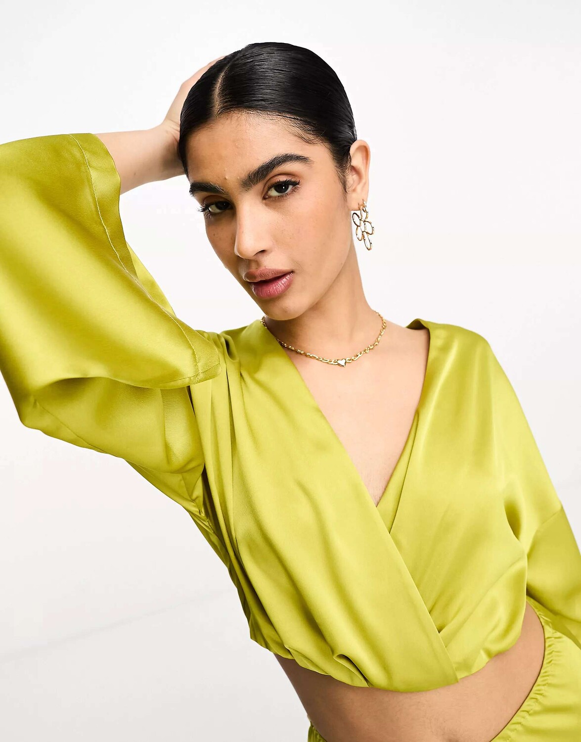 

Зелено-зеленая укороченная атласная рубашка ASOS