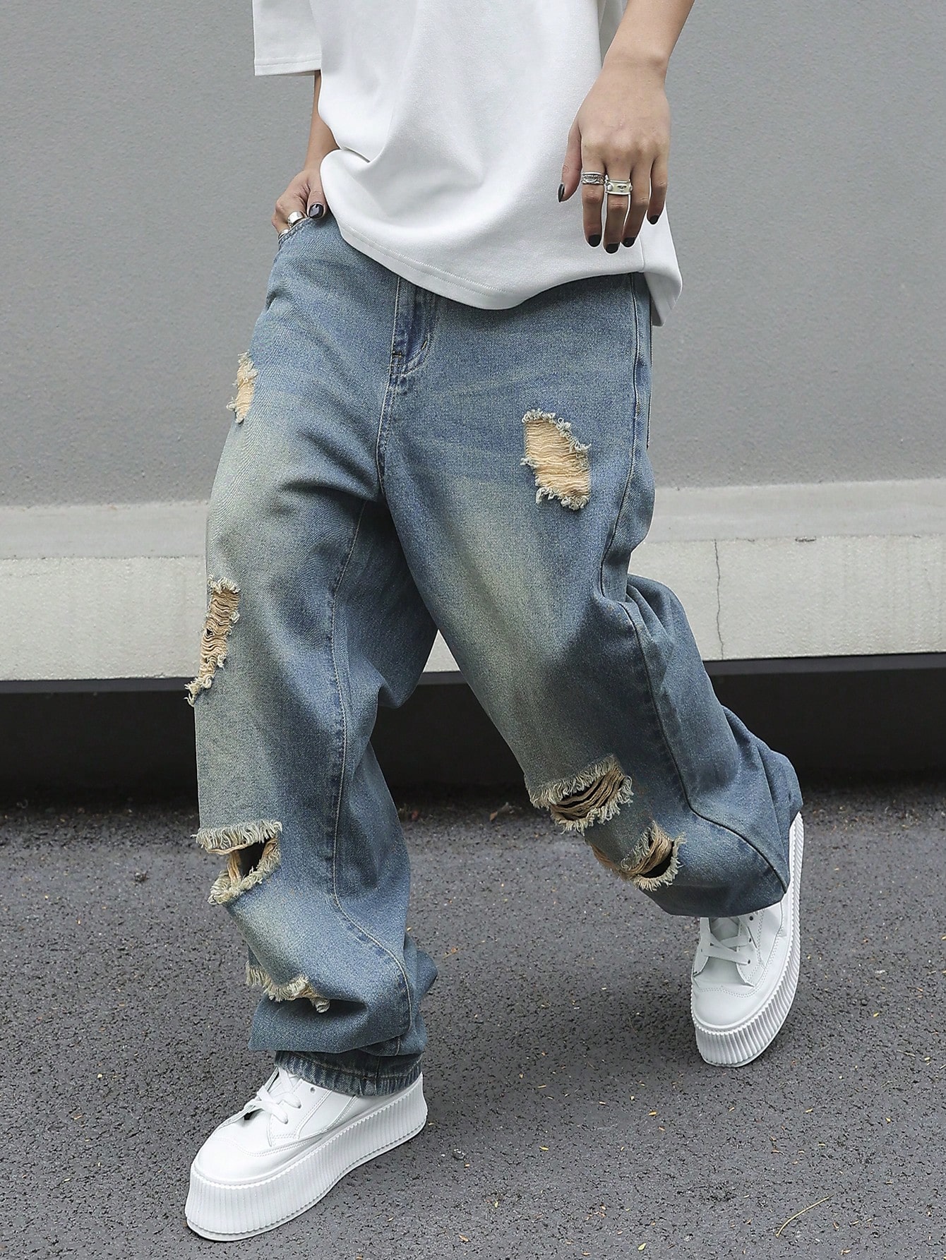 цена Мужские потертые джинсы с карманами Manfinity EMRG, средняя стирка