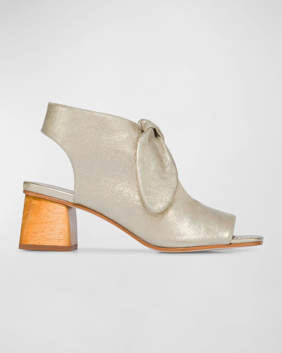 

Сандалии Lizzie с металлизированной молнией и бантом Bernardo, цвет Champagne Tumbled Metallic Suede