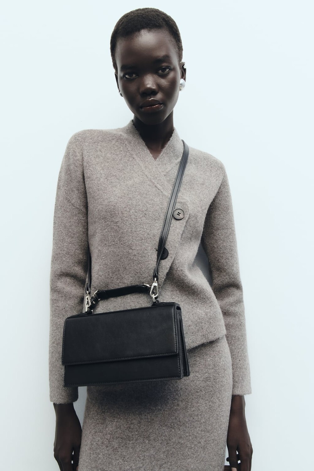 

Мини-городская сумка с клапаном ZARA, черный