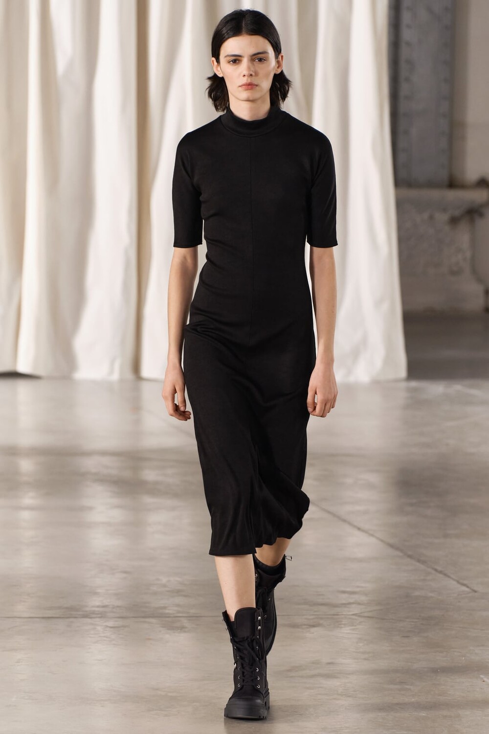 

Мягкое эластичное платье ZARA, черный