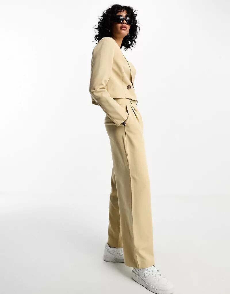 

Vero Moda – Aware – элегантные костюмные брюки бежевого цвета, комбинированный вариант
