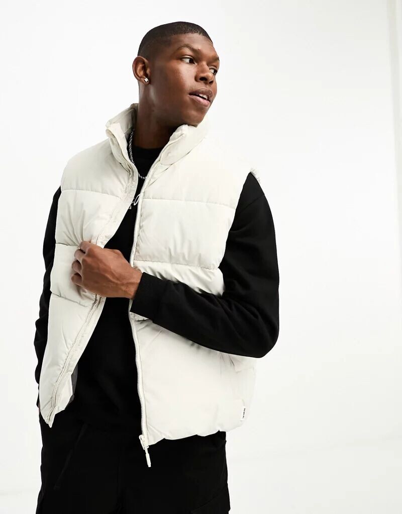 

Белый пуховик Bershka