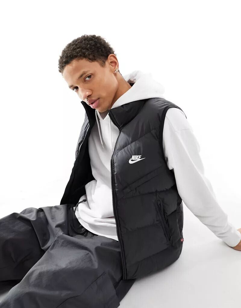 

Черный утепленный жилет Nike Windrunner
