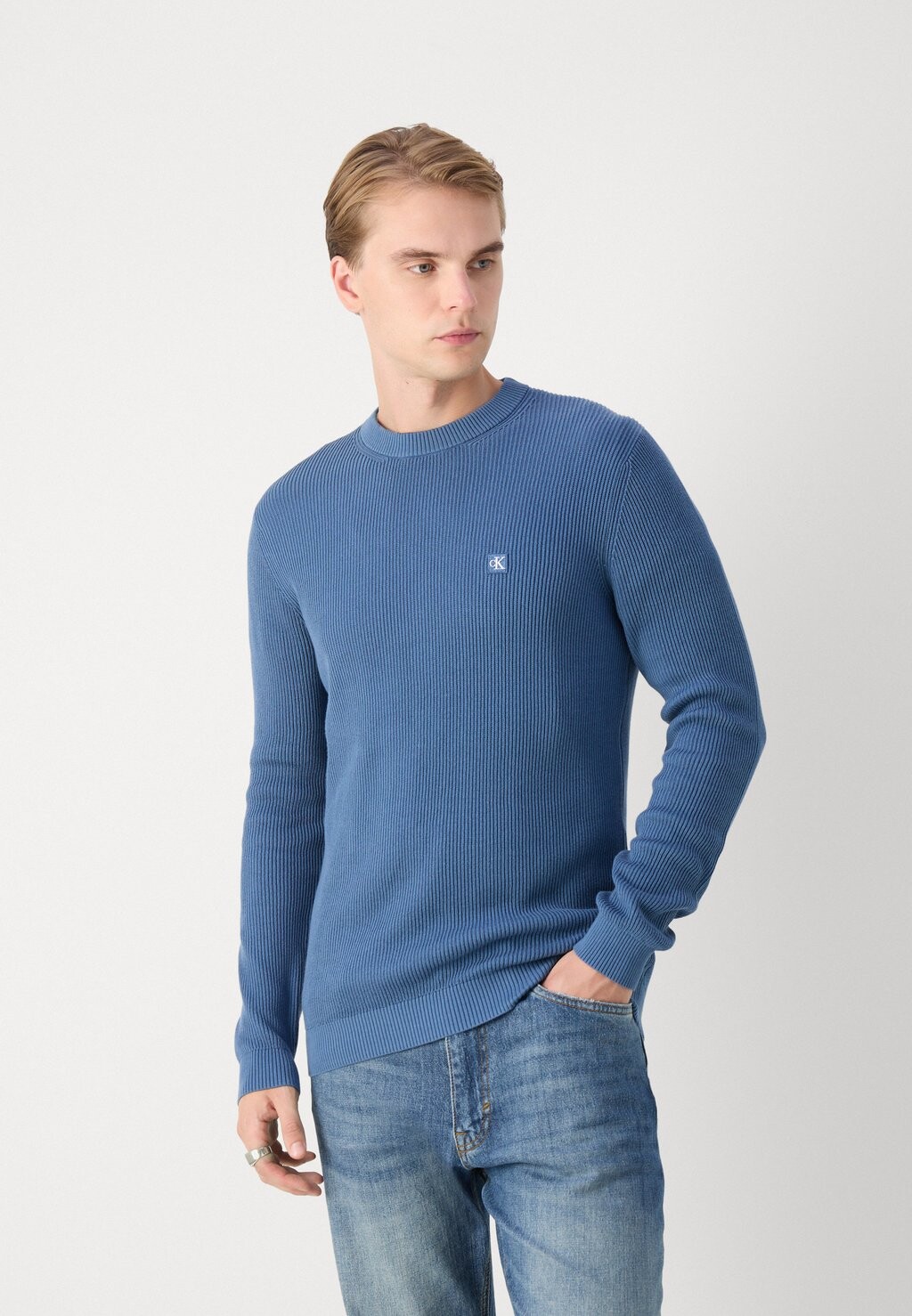

Джемпер EMBRO BADGE SWEATER Calvin Klein, голубовато-серый