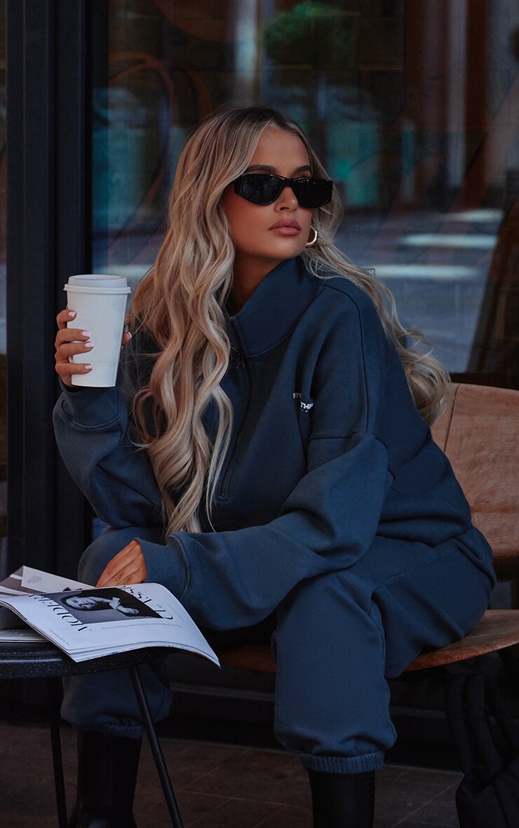 

PrettyLittleThing Голубой свитер на молнии с принтом, Синий