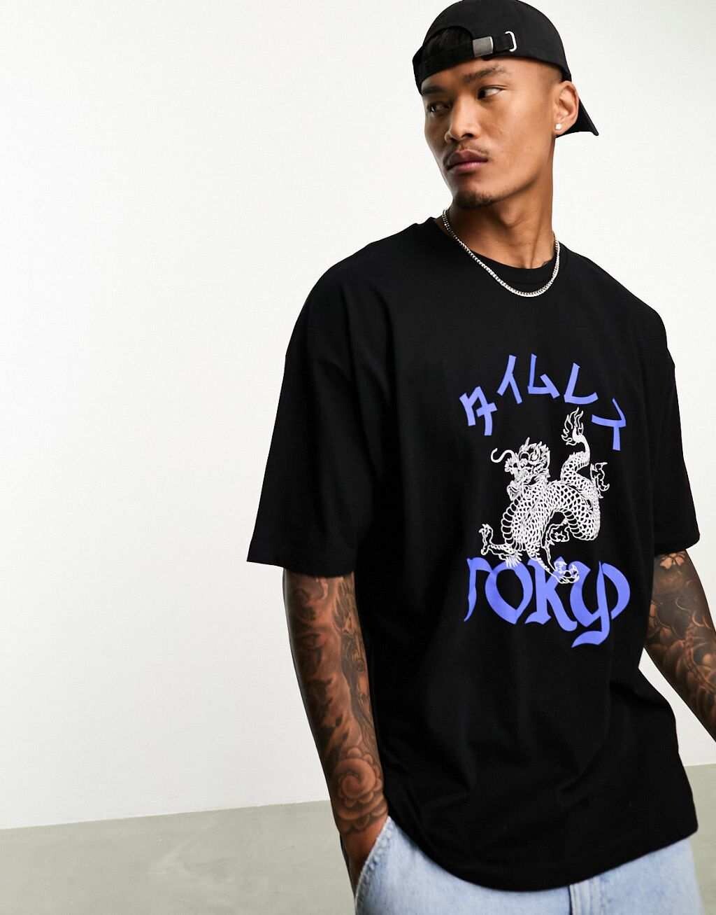 

Черная оверсайз-футболка с принтом дракона на груди ASOS DESIGN