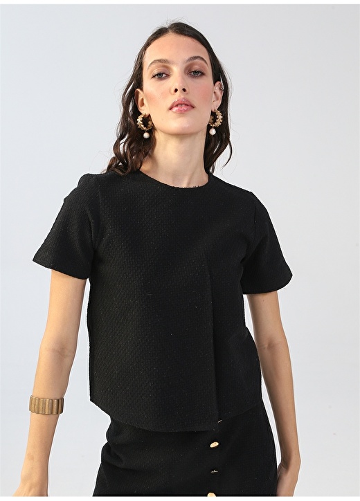 цена Однотонная черная женская блузка с круглым вырезом Fabrika
