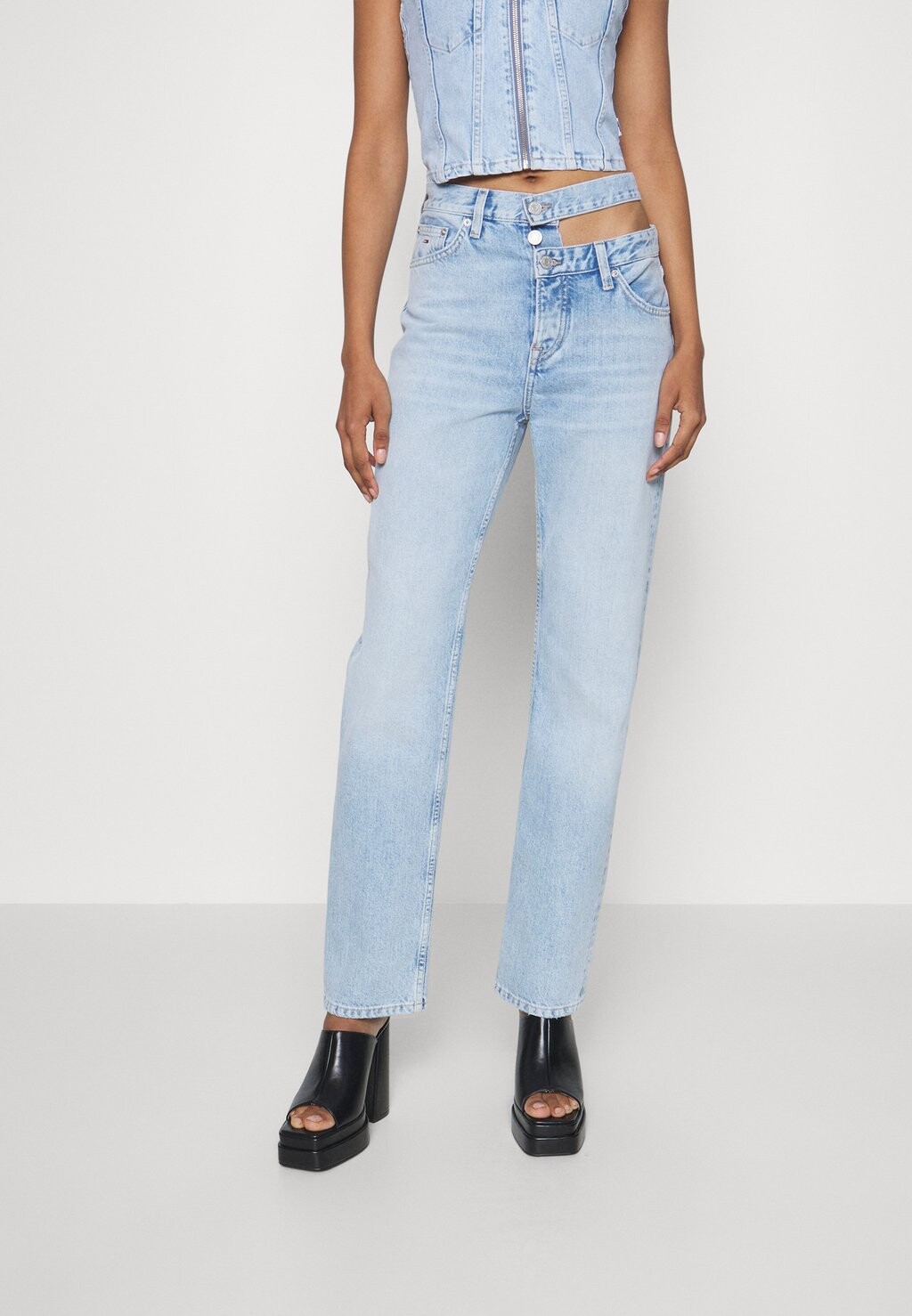 

Джинсы-сигареты Julie Cut Out Tommy Jeans, цвет denim light