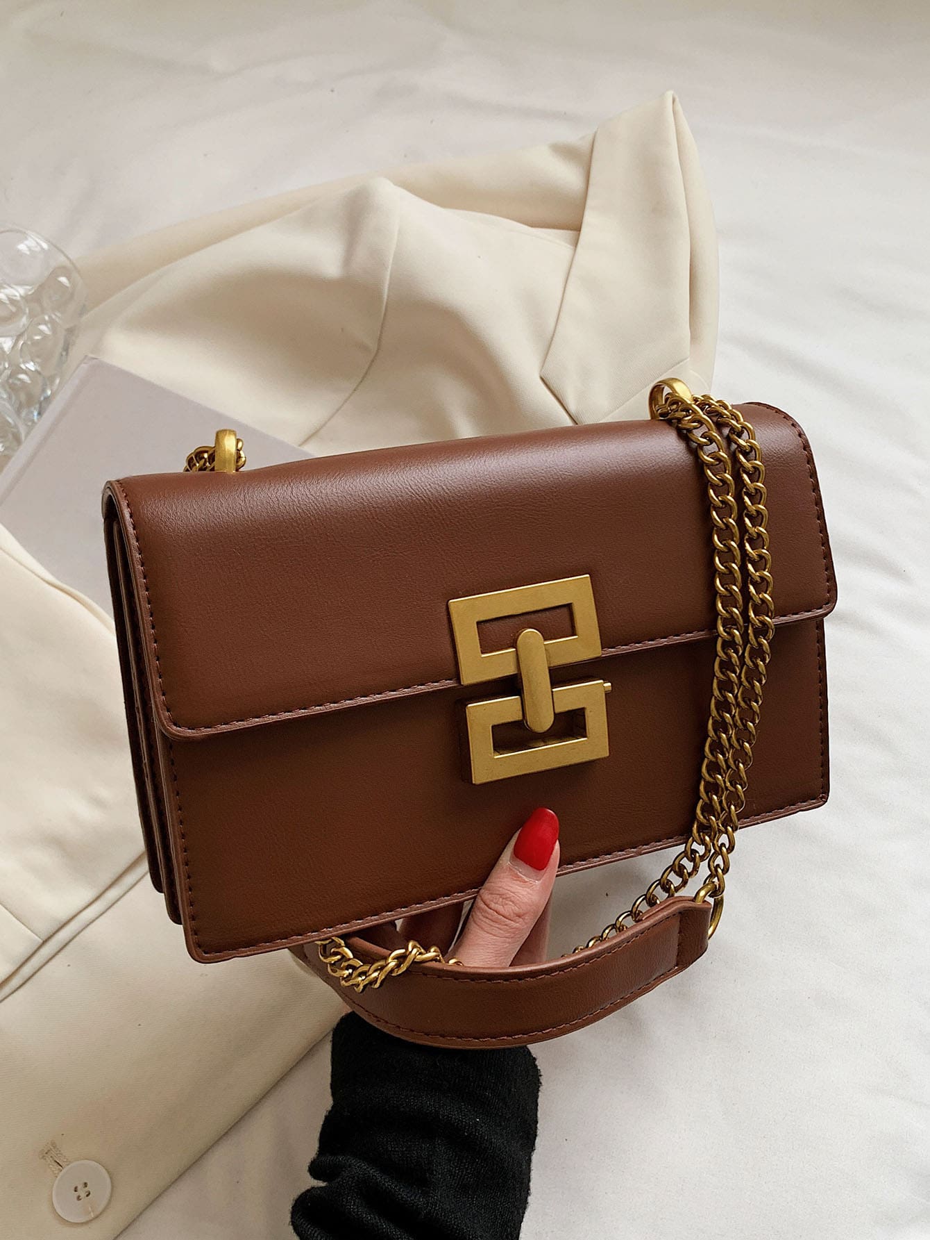 Минималистичная сумка через плечо с металлическим декором и цепочкой, коричневый
